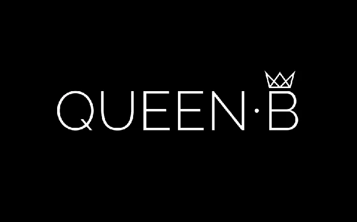 Primeiro logotipo da Queen B, de 2017: as palavras QUEEN B com uma pequena coroa